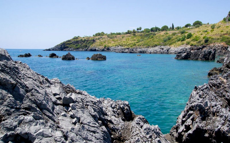 Ajnella: la spiaggia di Scalea tra scogli, grotte e leggende.