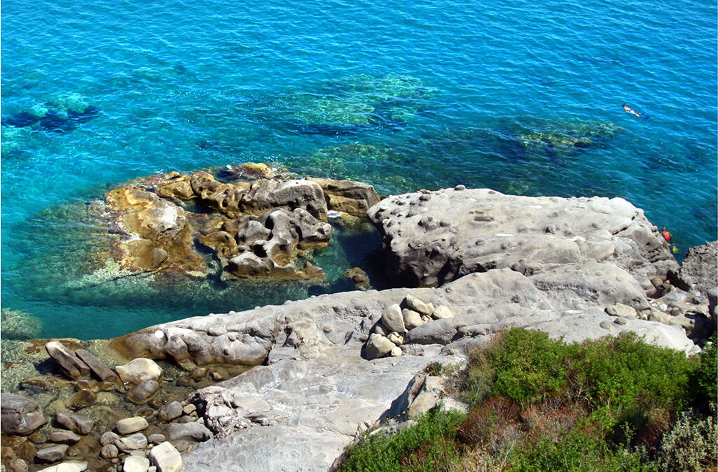 La scogliera di Capo Bruzzano, il volto più selvaggio dello Ionio tra rocce scolpite e mare cristallino