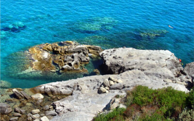 La scogliera di Capo Bruzzano, il volto più selvaggio dello Ionio tra rocce scolpite e mare cristallino
